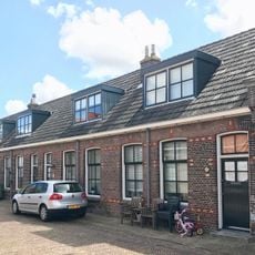 Twee blokken arbeiderswoningen in ambachtelijk-traditionele stijl