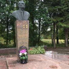 Могила А. Горшкова (1898-1980), дважды героя Социалистического труда (Нечаевская)