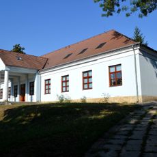 Kaštieľ a park, kaštieľ