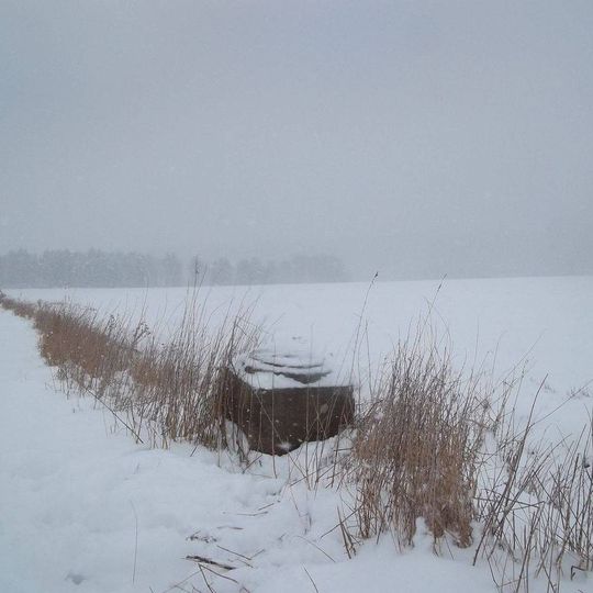 Kříž nad Nezvěsticemi v poli