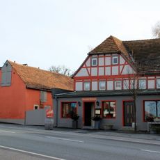 Gasthof (ohne Anbauten) sowie östliches Seitengebäude und westliche Scheune Plotzen 5 (an der B 6)