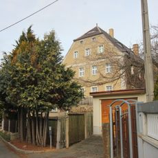 Pfarrhaus (Nr. 6), Pfarrscheune (Nr. 7), Erdkeller und Pfarrgarten mit Einfriedungsmauer Pfarrweg 6