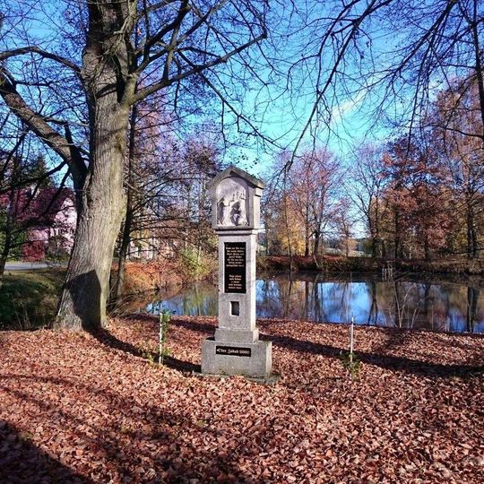 Památník v Zádubu na návsi