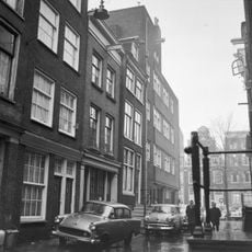 Pand met halsgevel van het 'type-met-doorboorde-bloem', met cartouche in de afdekking en oeil-de-boeuf om de hijsbalk