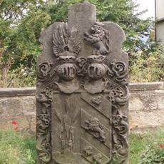 Reliéf s erbem Lexů z Aehrenthalu před hradem Valdštejn