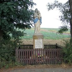 Socha Panny Marie na křižovatce silnic severně od Čechtic