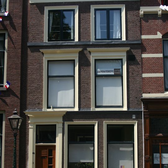 Pand met lijstgevel met tandingen aan de kroonlijst, gelijk aan nr 25