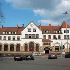 Empfangsgebäude, zwei Bahnsteigüberdachungen (eine eingelagert), Überdachungen beider Bahnsteigzugänge, Wartehäuschen auf dem Bahnsteig Eisenbahnstrecke Chemnitz – Stollberg/Aue und zwei Eisenbahnbrücken über die Reichenhainer Straße sowie