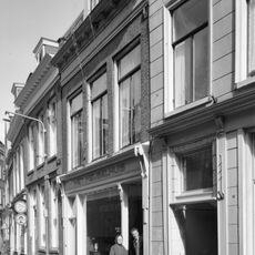 Eenvoudig pand met verdieping en geblokte kroonlijst