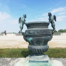 Vase à têtes de faunes et chimères