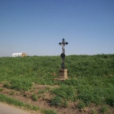 Kříž nad Kozmicemi u zemědělského areálu