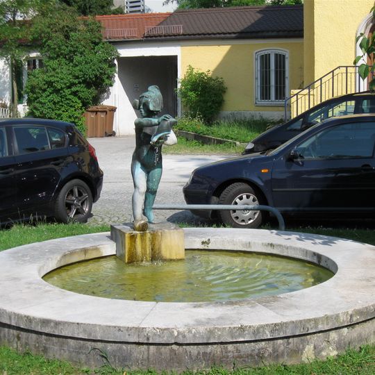 Fontana della bimba olandese con scarpe in legno
