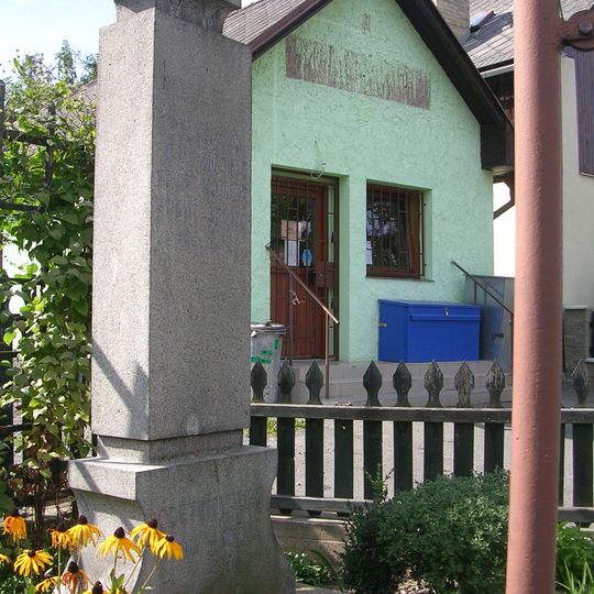 Pomník padlým na návsi v Karlově Vsi