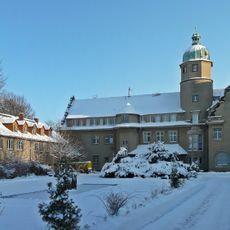 Einzeldenkmale der Sachgesamtheit Vorwerk Helmsdorf: Herrenhaus (Nr. 2/4), südliches Wirtschaftsgebäude (Nr. 6/8) sowie Wasserpumpstation (Technisches Denkmal) (siehe auch Sachgesamtheitsliste - Obj. 09303375) Wilschdorfer Straße 2; 4; 6; 8