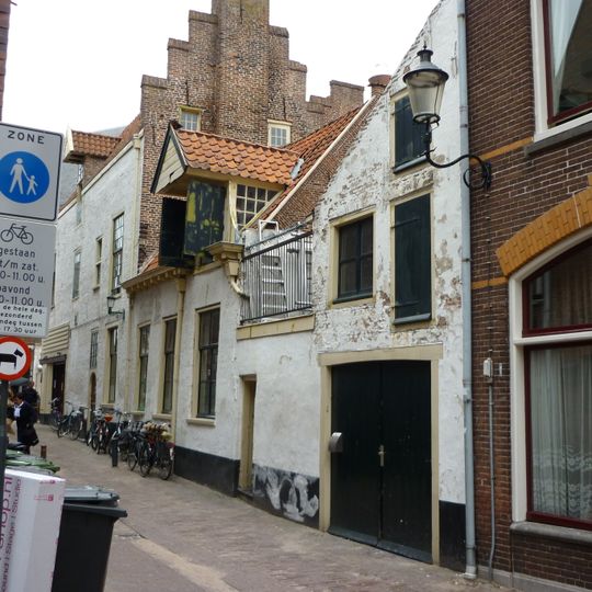 Huis met getrapgevelde achtergevel en uitgebouwde schoorsteen