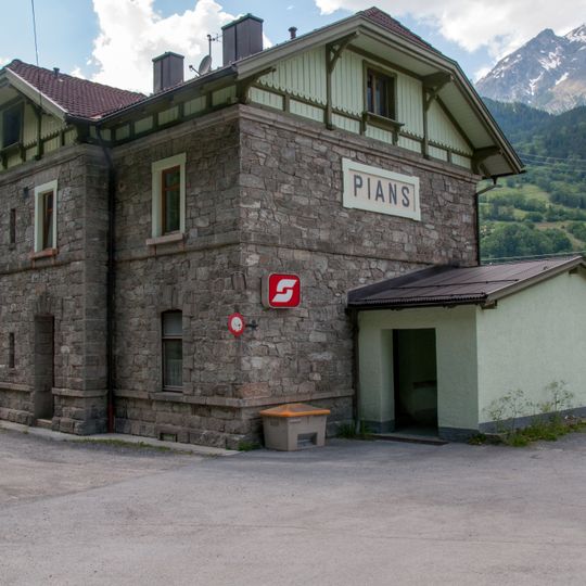 Pians railway station
