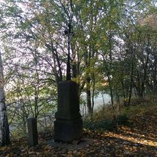 Kříž nad svahem nad Předními Ptákovicemi