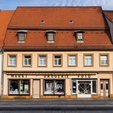 Wohnhaus in geschlossener Bebauung (mit Ladenausstattung) sowie Hinterhaus Markt 11