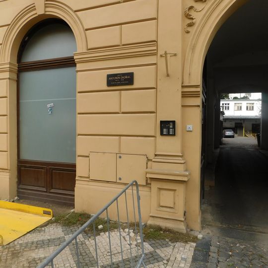 Pamětní deska Antonína Dvořáka na domě Korunní 962/85 na Vinohradech