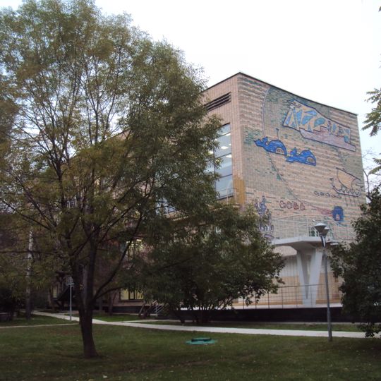 Корпус для кружковых занятий с панно «Вода» на парковом фасаде