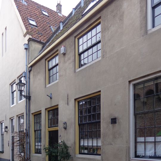 Pand met gepleisterde gevel onder gemeenschappelijk dak met nr. 36