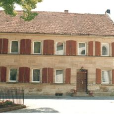 Ehemaliges Schulhaus, dann Rathaus, jetzt Wohnhaus
