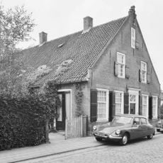 Boerderij van het langstraatse type met door pilasters omlijste ingang