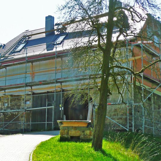 Seitengebäude eines Bauernhofes, dazu Brunnentrog im Hof Schustergasse 13a