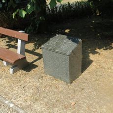 Pomník smíření u kostela v Boleboři