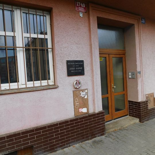 Pamětní deska Josefa Skopaře na domě Zelená 1749/30 v Dejvicích