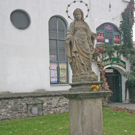 Socha Panny Marie Karlovské v Pardubicích u kostela svatého Jana Křtitele