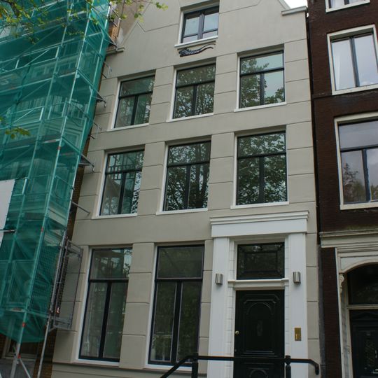 Pand met gevel onder fantasietop