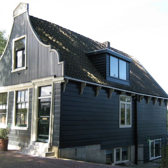 Houten dijkhuis met klokgevel