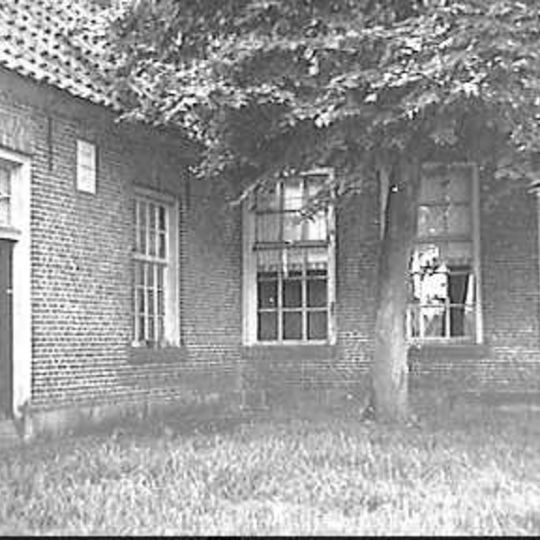 Forse boerderij met fraaie vakwerkachtergevel, achterbaander in onderschoer.