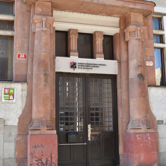 Portál vstupu Střední odborné školy obchodu, užitého umění a designu