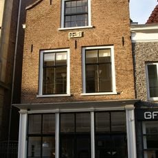 Huis met tuitgevel met goede pui