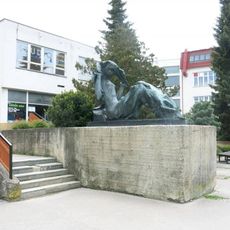 Socha Vysočina ve vnitrobloku u náměstí Republiky v Žďáru nad Sázavou