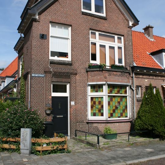 Rij woningen maken deel uit van het U-vormige woningcomplex