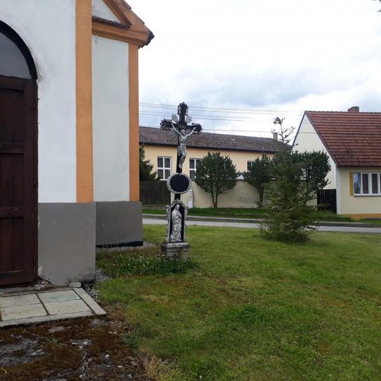 Kříž u kaple v Kleci