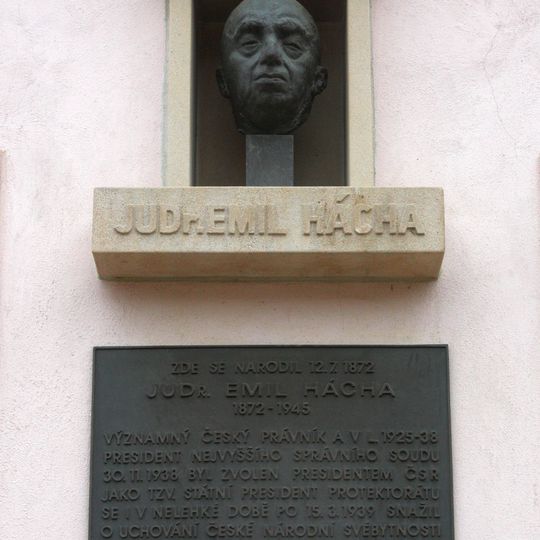 Busta a pamětní deska Emila Háchy
