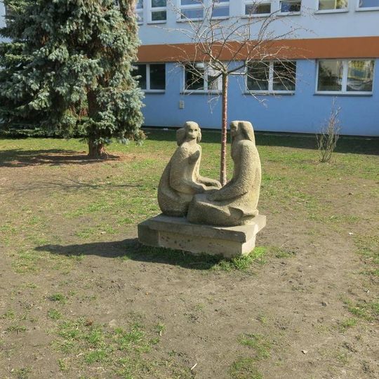 Sousoší dívek u školy v Jilemnického ulici