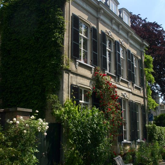 Vrijstaand gebouwd woonhuis van het type herenhuis