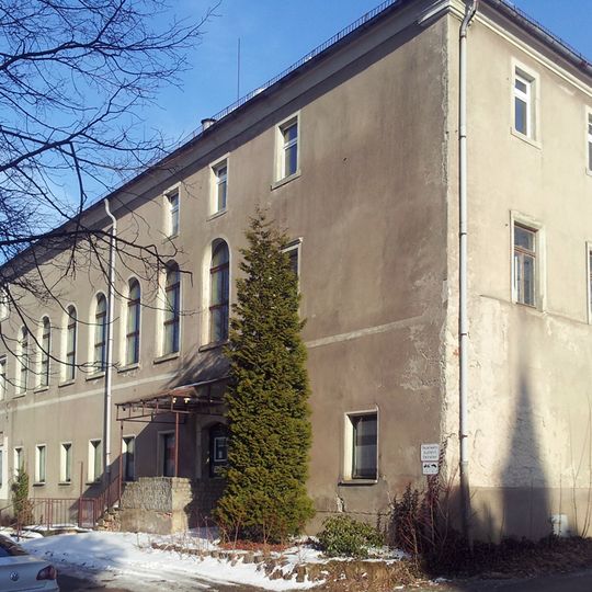 Gasthof mit rückwärtigem Saalanbau und Steinkreuz Großerkmannsdorfer Straße 51