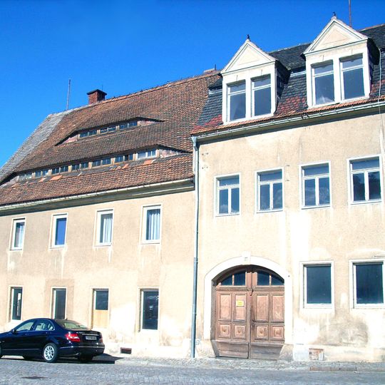 Wohnhaus in geschlossener Bebauung mit Toreinfahrt Goethestraße 18