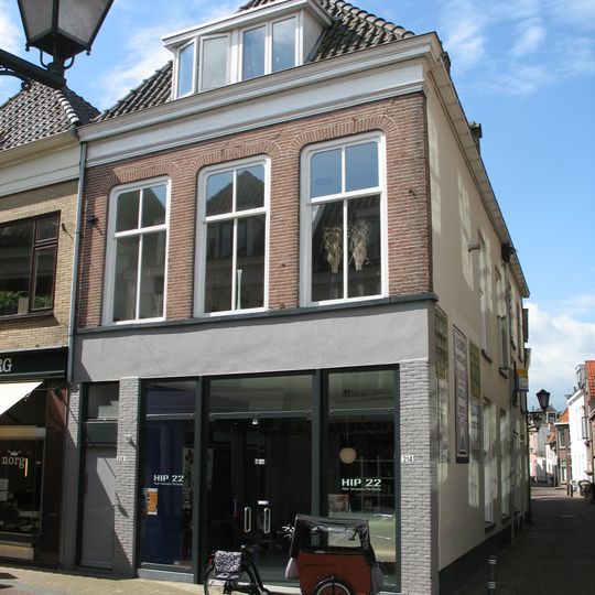 Pand met eenvoudige lijstgevel en jongere winkelpui