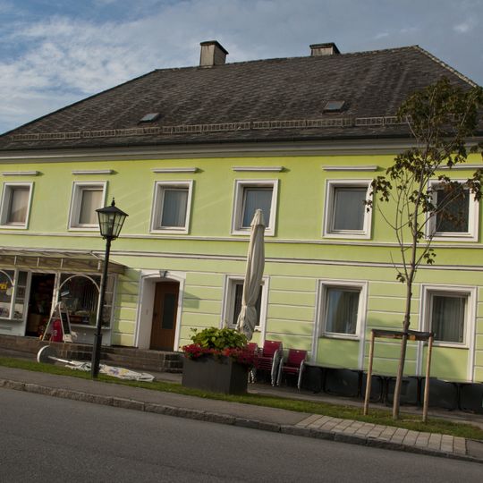 Wohn- und Geschäftshaus