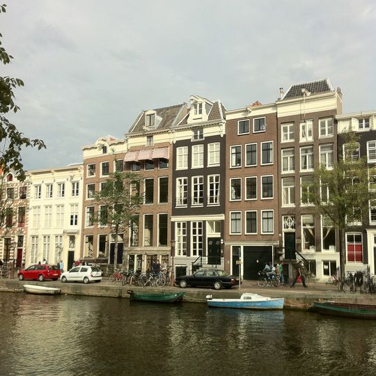 Pand met gevel onder rechte lijst met consoles