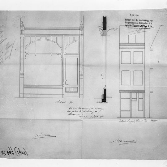 Pand met gevel van twee vensterassen, onder rechte triglyfenlijst