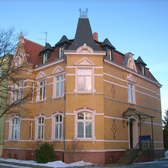 Wohnhaus, nach links in geschlossener Bebauung Friedrichsstraße 10b