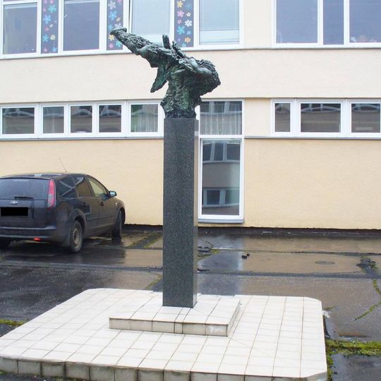 Bronzová plastika v atriu školy v Hornické ulici v Chomutově